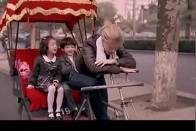 外国妈妈骑三轮车接中美混血龙凤胎放学 把俩孩子乐的视频封面