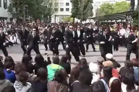 见过广场舞大妈！见过黑社会集体跳街舞吗？