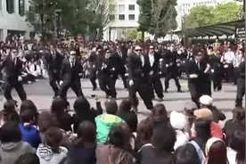 见过广场舞大妈！见过黑社会集体跳街舞吗？