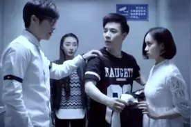 美女被困电梯内，突然尿急，只好当面解决了！视频封面