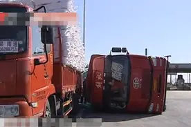 如皋六七级大风刮倒重型货车 无人受伤具体原因还在调查图片