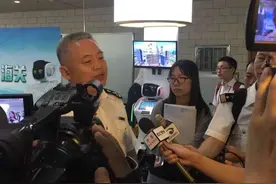 打造“智慧海关” 珠海拱北引入首台平台机器人图片