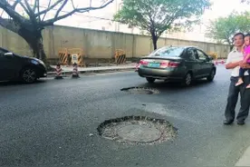 沙井盖低于路面 路过小心被“坑”图片