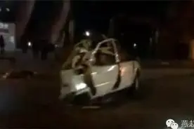 邯郸一轿车撞线杆被劈两半起火图片