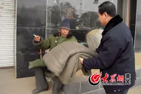 精神病男子占棚为家 莱芜救助站送其至治疗图片