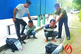 公交车上　刀片割手袋图片
