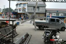 路面落石变“子弹” 车轮崩起石子击穿1厘米厚玻璃图片