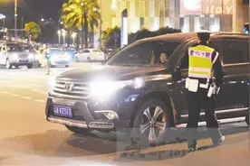 乱开远光灯 1小时20辆车被处罚图片