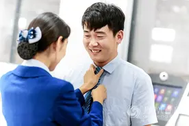 地铁故事：同一车间的小两口，每天上演的小别离图片