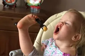 俄无臂女童用脚吃饭感动网友获大赞图片