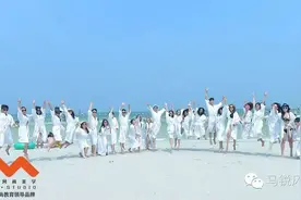 阳光、沙滩、海浪，还有一个帅校长！图片