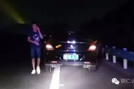 高速公路行车燃油快耗尽 驾驶员把矿泉水倒进了油箱。。。图片