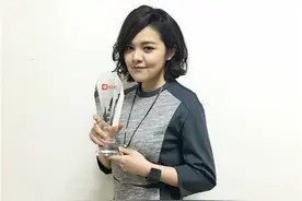 刘思涵斩获年度最佳女歌手奖  献唱金曲《走在冷风中》图片