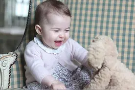 台媒：英国夏洛特小公主激萌甜笑 人气超哥哥图片