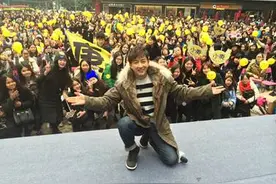 韩庚广州签售会 寒冷天难阻粉丝见偶像图片