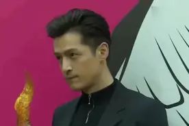 胡歌幼年照成表情包　满脸稚嫩表情傲娇