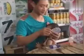 带娃打麻将两不误！宝宝很饿，爸爸给我挤挤视频封面
