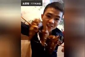 美食吃货第336季：重庆麻辣小哥爱吃烤辣鸡头和秘制香辣猪头肉视频封面