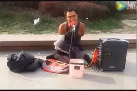 断臂男子在街头演唱，歌声美妙视频封面