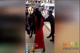 网络主播万圣节扮僵尸出街 吓坏路人被暴揍视频封面