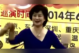 50岁鞠萍近照，与二婚丈夫生活美满，儿子女友长相太美丽视频封面