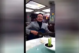 大胡子哥，酒桌尽兴，拿起吉他一开口唱哭专业歌手！视频封面