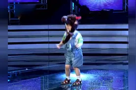 三岁萌娃张俊豪最新神舞《奶牛舞》引发全场人舞动