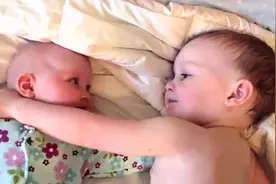 小弟弟哭闹，哥哥跑去安慰逗他，笑的让人好暖心！图片