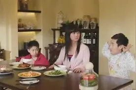 小明和妈妈吃饭时暴露了一个秘密，原来爸爸是武林高手！视频封面