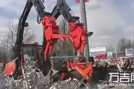 双臂挖掘机，开起来很爽，效率很高，不过打黄油的哥内心是崩溃的