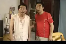 杨光说他爸爸是继父他妈妈改嫁，让老爷子拿鞋底子一顿打