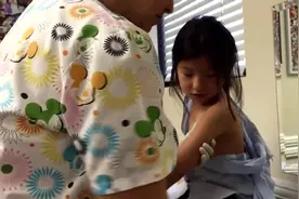 可爱小萝莉勇敢打针不退缩视频封面