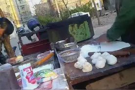 实拍街边肉火烧的制作全过程，老板年入20万元图片