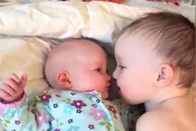 小宝宝哭闹，哥哥跑去安慰，暖化了！图片