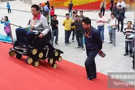 国人发明的智能电动爬楼轮椅，方便残障人士上楼梯视频封面