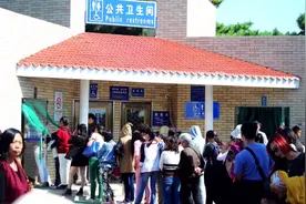 男女共用公厕出现在上海 这座公厕的私密性到底如何？视频封面