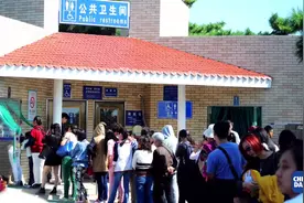 男女共用公厕出现在上海 这座公厕的私密性到底如何？视频封面