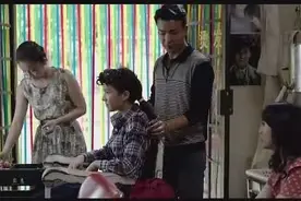 小姑娘到理发店剪发，被理发师剪到不满意，小姑娘却自己剪视频封面