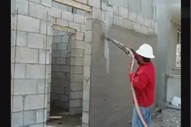 民间砌房子，在墙上铺水泥，直接用压力喷枪搞定！