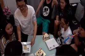 这群在泰国工作的中国人，虽然环境艰苦，态度依旧很乐观视频封面