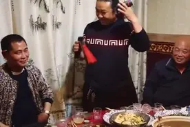 著名莲花落艺人姬银龙永城香鹅堡现编现唱，逗乐无数人图片