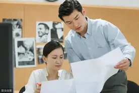 小说：开局激活透视眼，穷小伙拿全身家当买原石，拿回家悄悄解石图片
