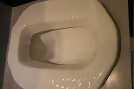 怎么在酒店的蹲便器上面，会有一个指头大小的小孔呢？视频封面