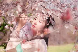 小说：父母身亡，她寄宿在小姨家，表哥骂她扫把星，还让她滚蛋图片