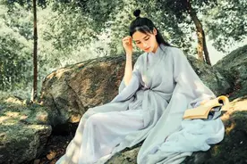 小说：少年在雪地里冻醒过来，一头巨猿为他带路，去山洞里取暖图片