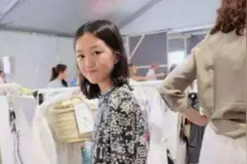 李嫣带两闺蜜香港扫货，王菲出手阔绰，所有奢侈品，一式三份！视频封面