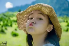小说：小伙子在心爱的女孩面前装纯良，转眼就露馅图片