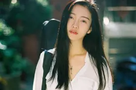 小说：校花倒追小伙，惊动全校，爱慕校花的男生纷纷刁难小伙图片