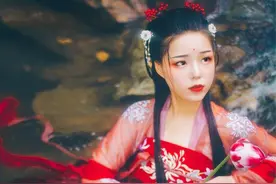 小说：霸王龙：怎么可以让别的雄性碰你呢！她问你是不是喜欢我？图片