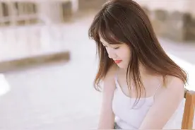 小说：女孩上课迟到，与新来的帅气转学生撞个满怀！图片